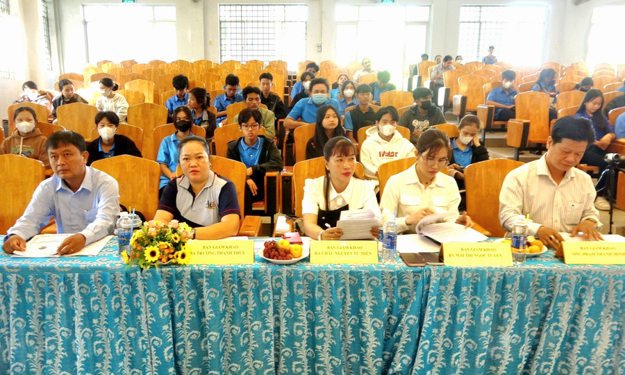 Thành phần Ban giám khảo cuộc thi. Thành phần Ban giám khảo cuộc thi.