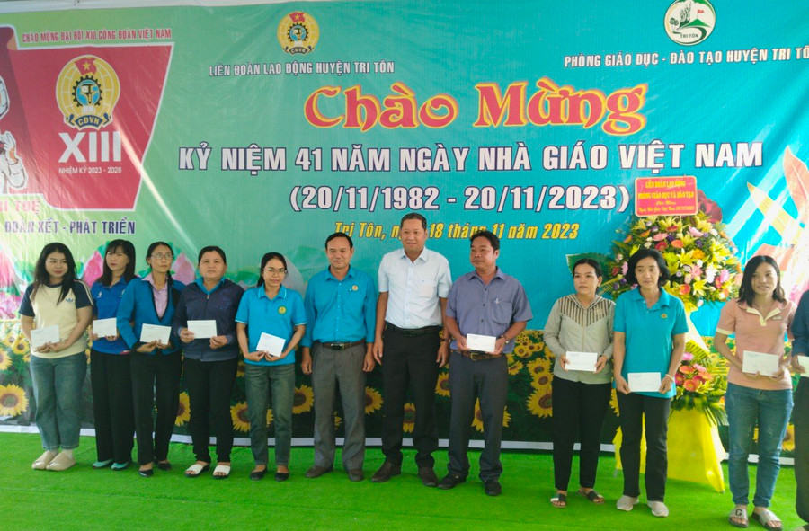 Tặng quà cán bộ, viên chức ngành Giáo dục.