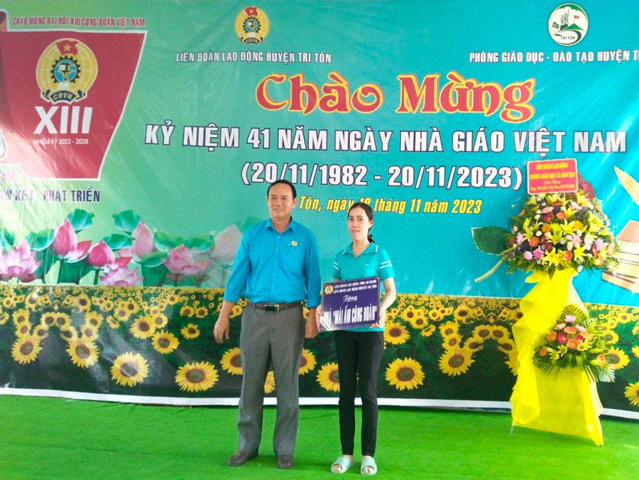 Trao biểu trưng tặng nhà &quot;Mái ấm Công đoàn&quot; cho giáo viên khó khăn.