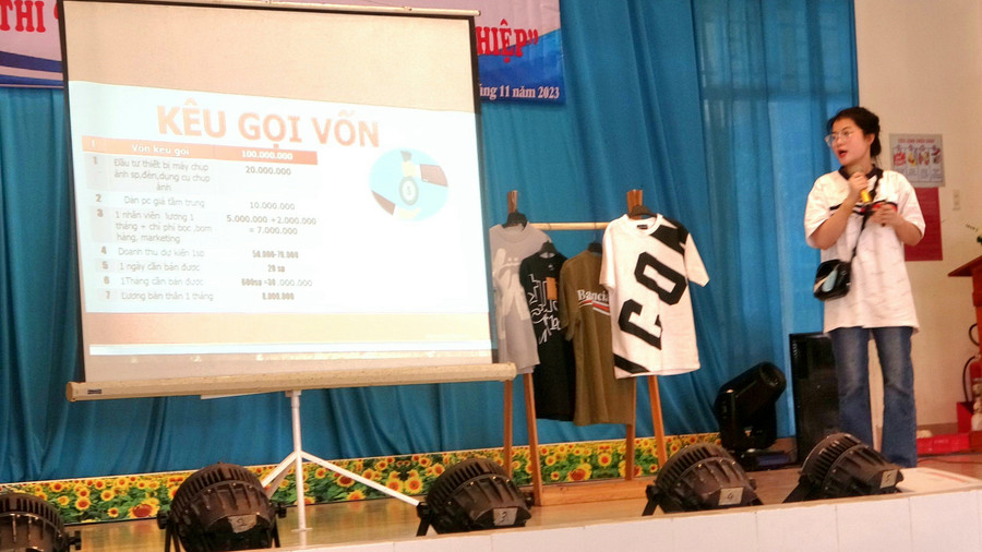 Thí sinh trình bày ý tưởng tại vòng chung kết cuộc thi. Thí sinh trình bày ý tưởng tại vòng chung kết cuộc thi.