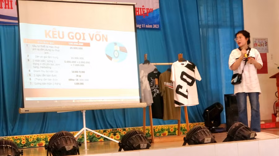 Thí sinh trình bày ý tưởng tại vòng chung kết cuộc thi.