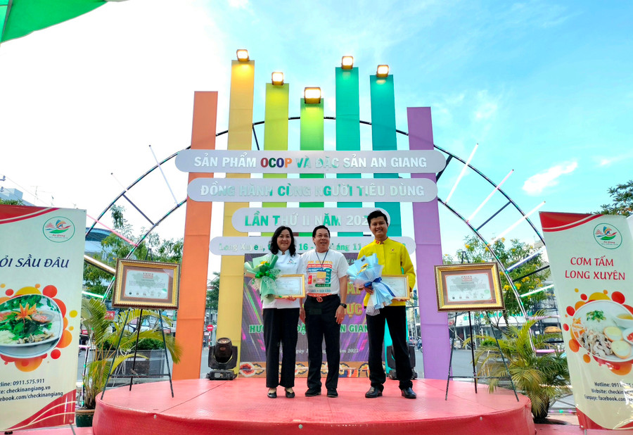 Ông Lê Trung Hiếu - Giám đốc Trung tâm Xúc tiến Thương mại và Đầu tư An Giang trao giải Nhất cho các đơn vị đạt giải. Ông Lê Trung Hiếu - Giám đốc Trung tâm Xúc tiến Thương mại và Đầu tư An Giang trao giải Nhất cho các đơn vị đạt giải.