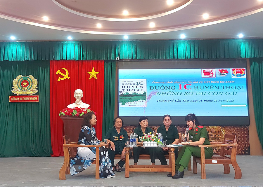 Giao lưu với tác giả, nhà văn Trầm Hương và các nữ Thanh niên xung phong. Giao lưu với tác giả, nhà văn Trầm Hương và các nữ Thanh niên xung phong.