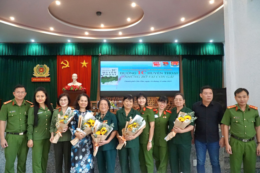 Các bạn trẻ tặng hoa tri ân tác giả sách và các cựu nữ Thanh niên xung phong. Các bạn trẻ tặng hoa tri ân tác giả sách và các cựu nữ Thanh niên xung phong.