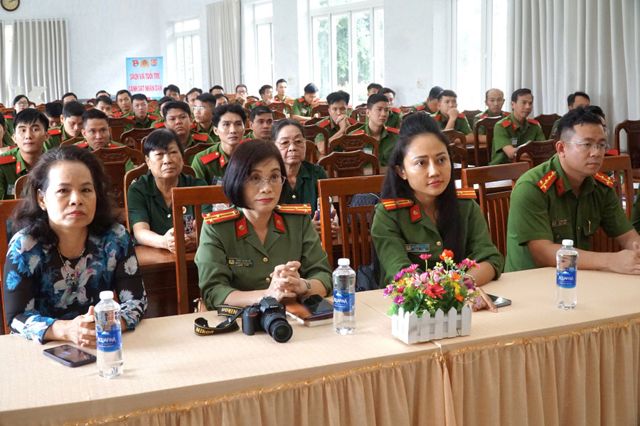 Đại biểu và học viên tham dự buổi giao lưu. Đại biểu và học viên tham dự buổi giao lưu.