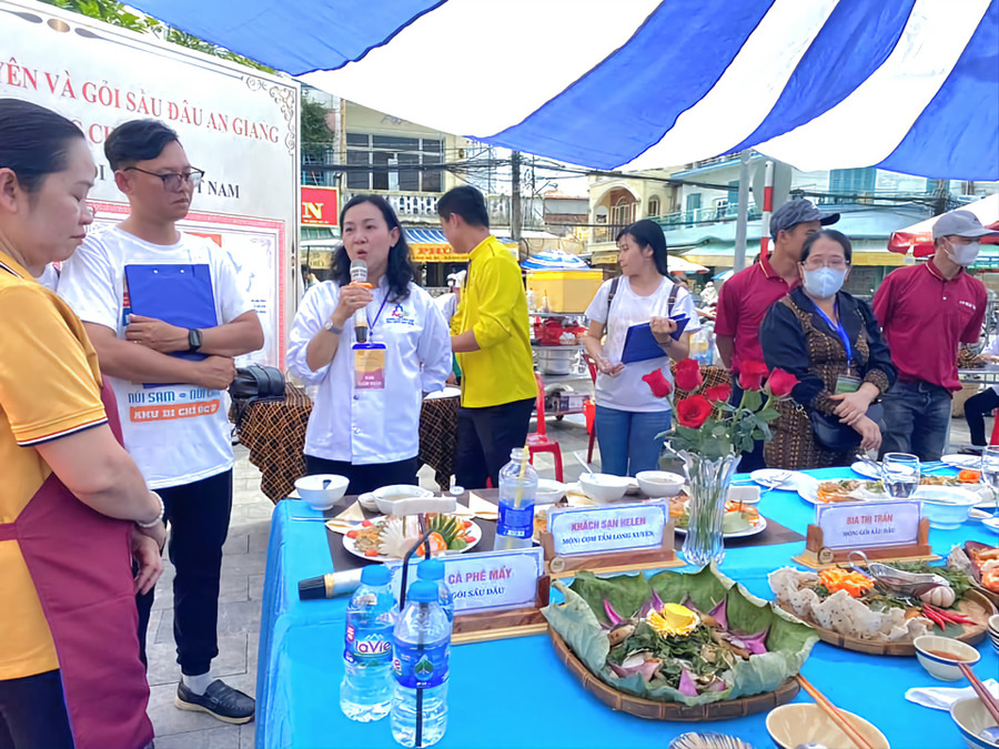 Các đầu bếp thuyết trình sản phẩm dự thi. Các đầu bếp thuyết trình sản phẩm dự thi.