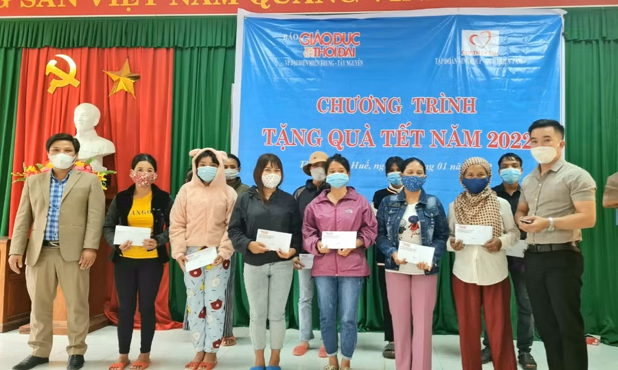 Các suất quà được đại diện Báo GD&TĐ trao tận tay cho bà con.