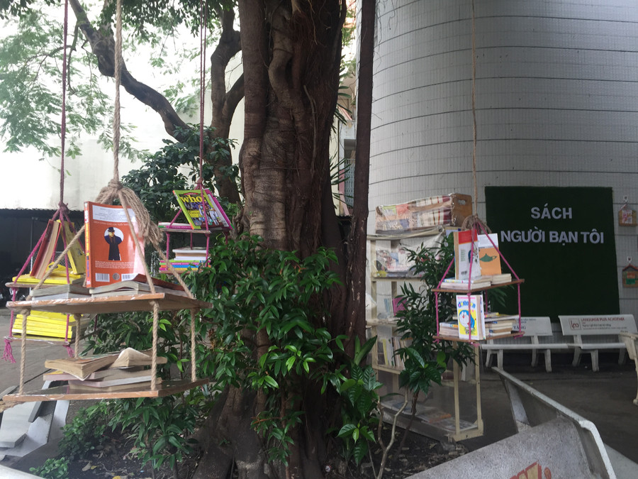 Không gian sách ở sân trường