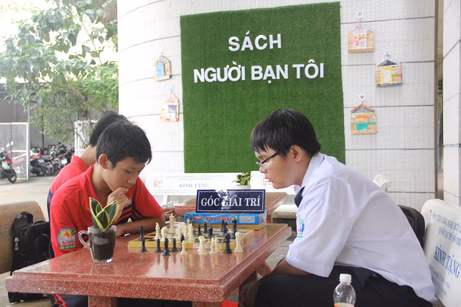 Học sinh chơi cờ sau giờ học