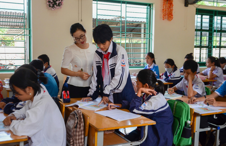 Một giờ học Địa lý của cô và trò Trường THCS Pom Lót, huyện Điện Biên. Ảnh: TG Một giờ học Địa lý của cô và trò Trường THCS Pom Lót, huyện Điện Biên. Ảnh: TG