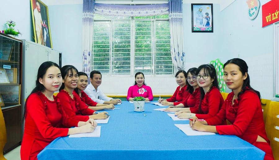 Ban giám hiệu cùng các tổ trưởng chuyên môn Trường Tiểu học Bình Hòa 2 họp thống nhất các nội dung trong việc xây dựng KHGD nhà trường.