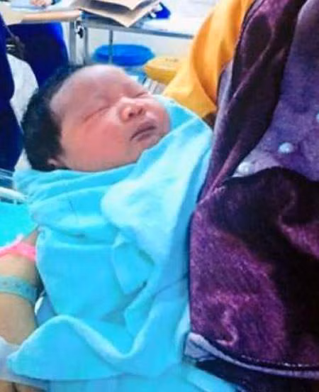 Mat con, cap vo chong vao vien bat coc tre so sinh - Anh 1