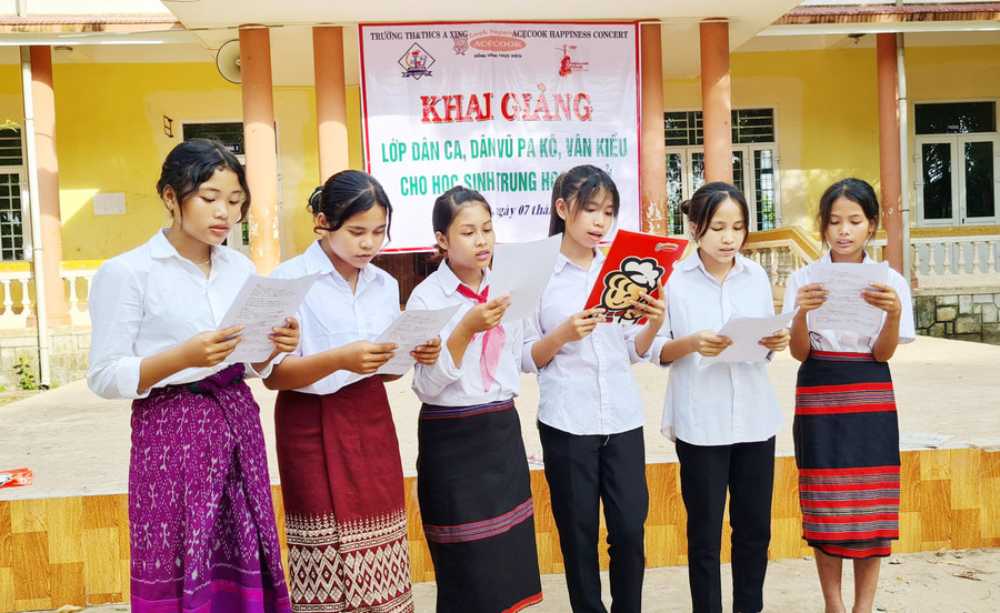 Các em học sinh hào hứng học lời bài hát tại một buổi học. Các em học sinh hào hứng học lời bài hát tại một buổi học.
