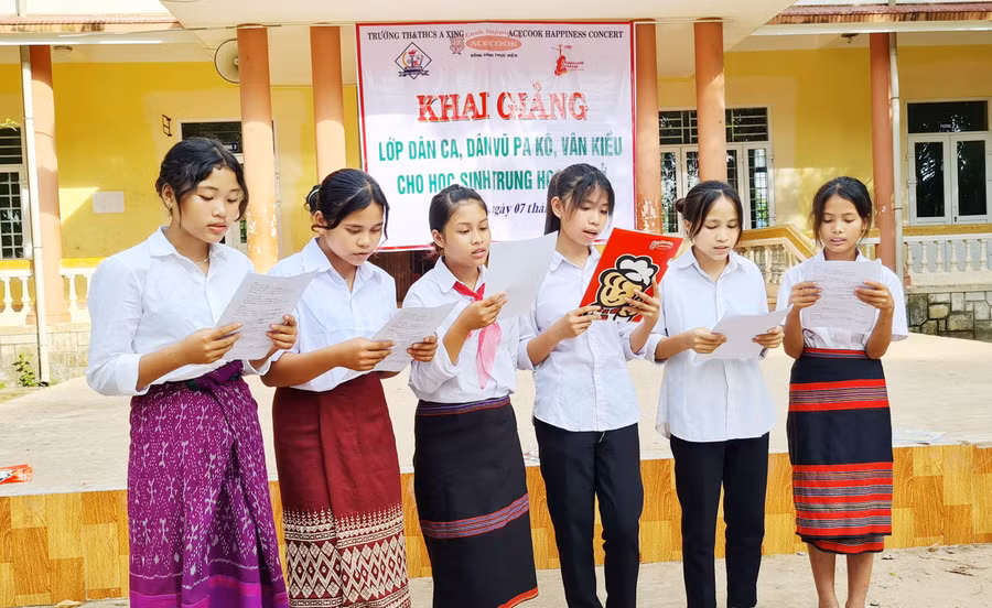 Các em học sinh hào hứng học lời bài hát tại một buổi học.