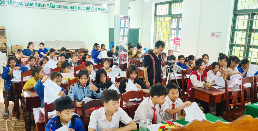 Lớp dân ca đã thu hút hàng chục học sinh của Trường Tiểu học&THCS A Xing tham gia. Lớp dân ca đã thu hút hàng chục học sinh của Trường Tiểu học&THCS A Xing tham gia.