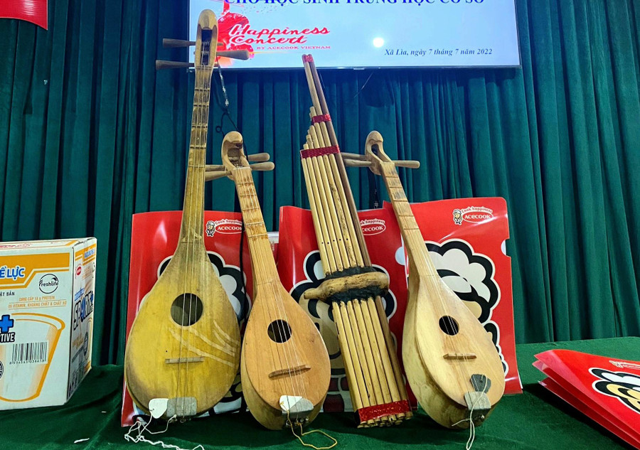 Những nhạc cụ truyền thống của người Pa Kô, Vân Kiều được nghệ nhân sử dụng kết hợp khi dạy hát dân ca. Những nhạc cụ truyền thống của người Pa Kô, Vân Kiều được nghệ nhân sử dụng kết hợp khi dạy hát dân ca.