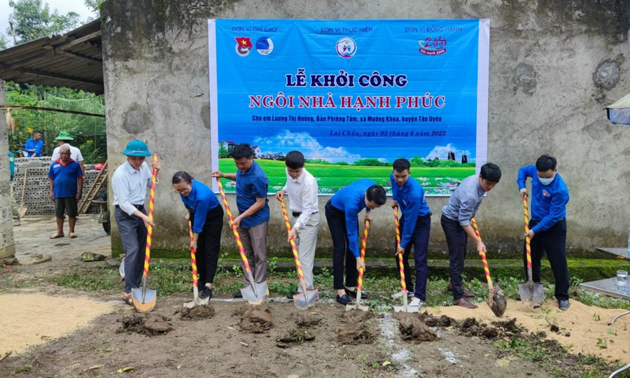 Lễ khởi công ngôi nhà hạnh phúc của Hường. Lễ khởi công ngôi nhà hạnh phúc của Hường.