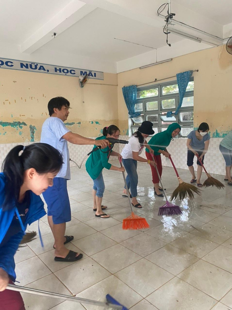 Nước rút đến đâu, các trường học tập trung nhân lực dọn vệ sinh, khắc phục hậu quả đến đấy. Trong ảnh: Giáo viên Trường THPT Nguyễn Hiền rửa bùn tại các phòng học. Nước rút đến đâu, các trường học tập trung nhân lực dọn vệ sinh, khắc phục hậu quả đến đấy. Trong ảnh: Giáo viên Trường THPT Nguyễn Hiền rửa bùn tại các phòng học.