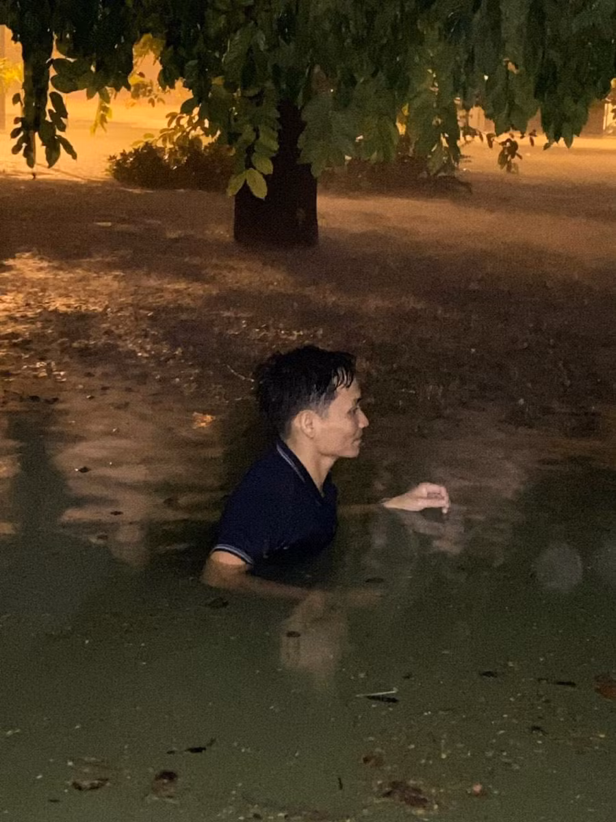 Trong đêm 15/10, thành viên Ban phòng chống bão lụt của Trường THPT Nguyễn Hiền đã ngâm mình trong nước, tháo gỡ các thiết bị dạy học điện tử tại các phòng học ở tầng 1 di chuyển đến nơi an toàn.