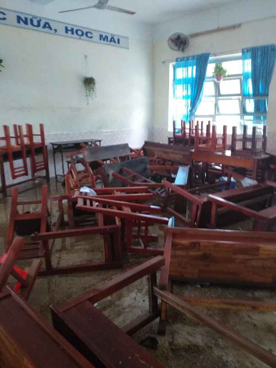 Nhiều trường học, nước ngập hết tầng 1. Một số nơi sáng nay, nước vẫn còn chưa rút hết. Nhiều trường học, nước ngập hết tầng 1. Một số nơi sáng nay, nước vẫn còn chưa rút hết.