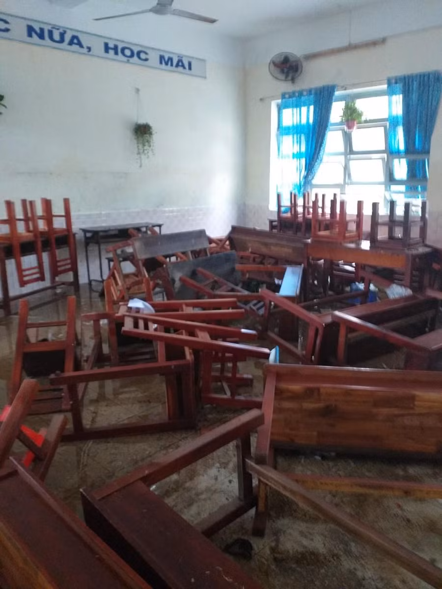 Nhiều trường học, nước ngập hết tầng 1. Một số nơi sáng nay, nước vẫn còn chưa rút hết.