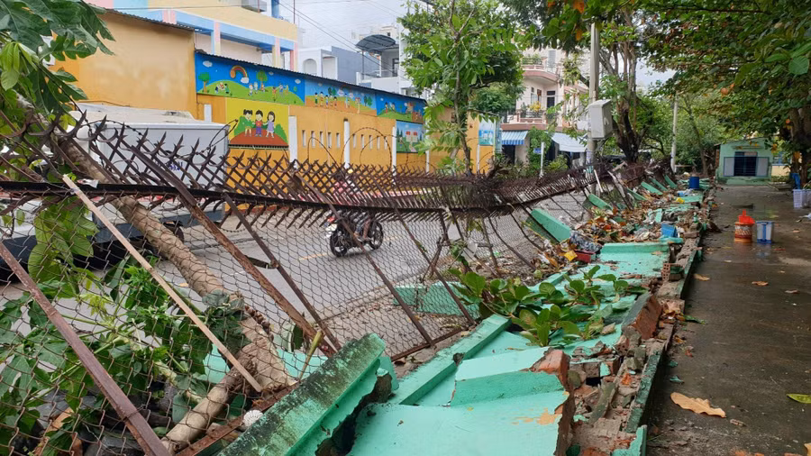 Tường rào của Trường THPT Nguyễn Hiền (Đà Nẵng) bị ngã đổ trong bão SONCA. 