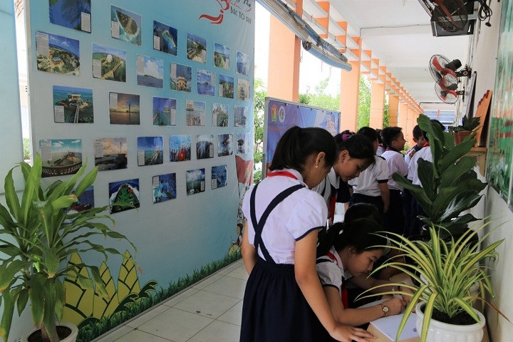 Các em HS ghi cảm xúc sau khi xem triển lãm ảnh Các em HS ghi cảm xúc sau khi xem triển lãm ảnh