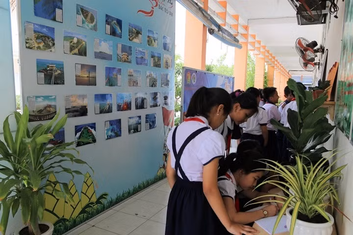 Các em HS ghi cảm xúc sau khi xem triển lãm ảnh