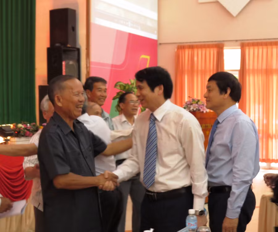 Thứ trưởng Bộ GD&ĐT Phạm Mạnh Hùng gặp gỡ các đại biểu tham dự buổi họp mặt.