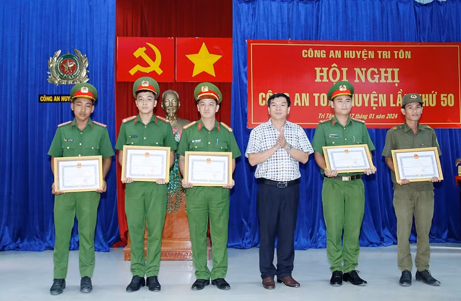 UBND huyện Tri Tôn (An Giang) khen thưởng đột xuất cho CB,CS truy bắt nhanh người đàn ông cướp xe ôm. (Ảnh: Tiến Tầm)