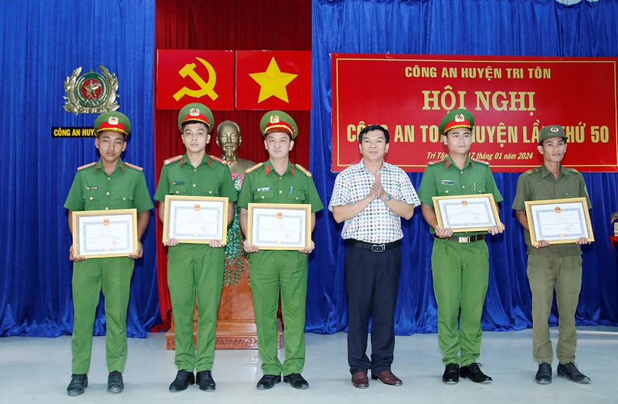 UBND huyện Tri Tôn (An Giang) khen thưởng đột xuất cho CB,CS truy bắt nhanh người đàn ông cướp xe ôm. (Ảnh: Tiến Tầm)