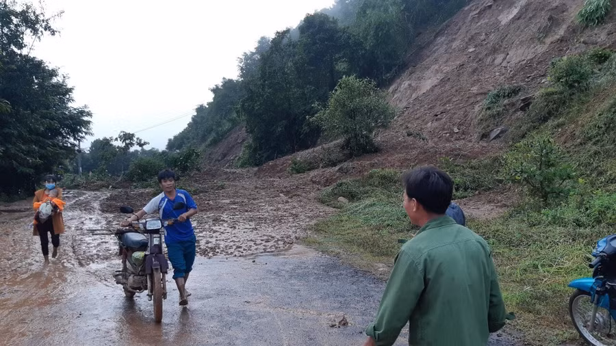Sạt lở khiến giao thông gặp nhiều khó khăn.
