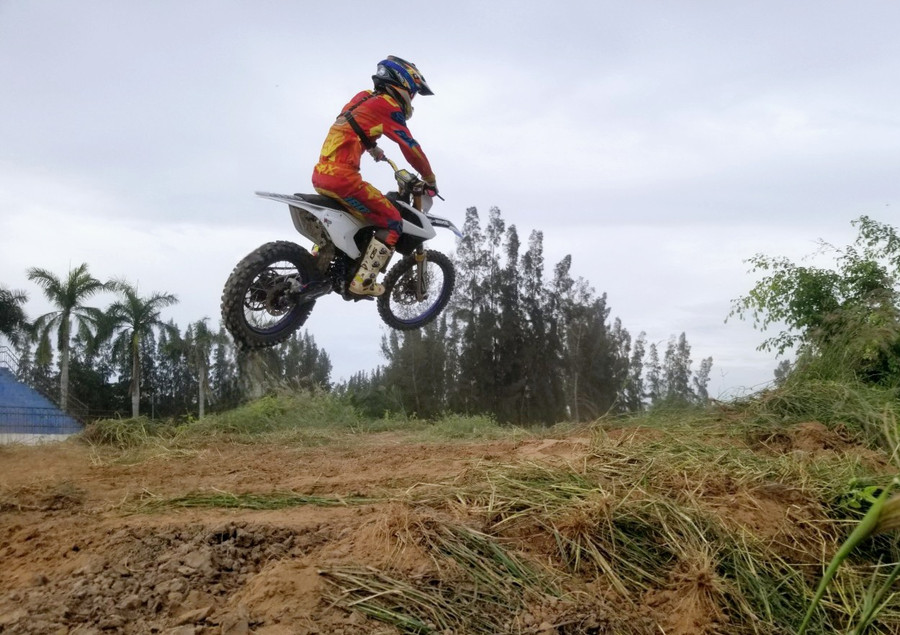 Lần đầu tiên huyện Tri Tôn (An Giang) tổ chức biểu diễn mô tô địa hình quy tụ khoảng 60 vận động viên tham gia.