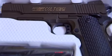 Thu giu hon 100 khau sung dan bi tai mot cong ty chuyen phat nhanh - Anh 2