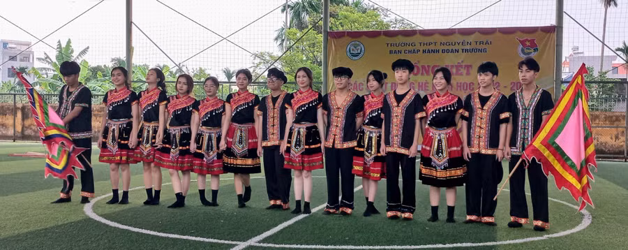 Tuấn Minh và các bạn tham gia các hoạt động trải nghiệm của trường.