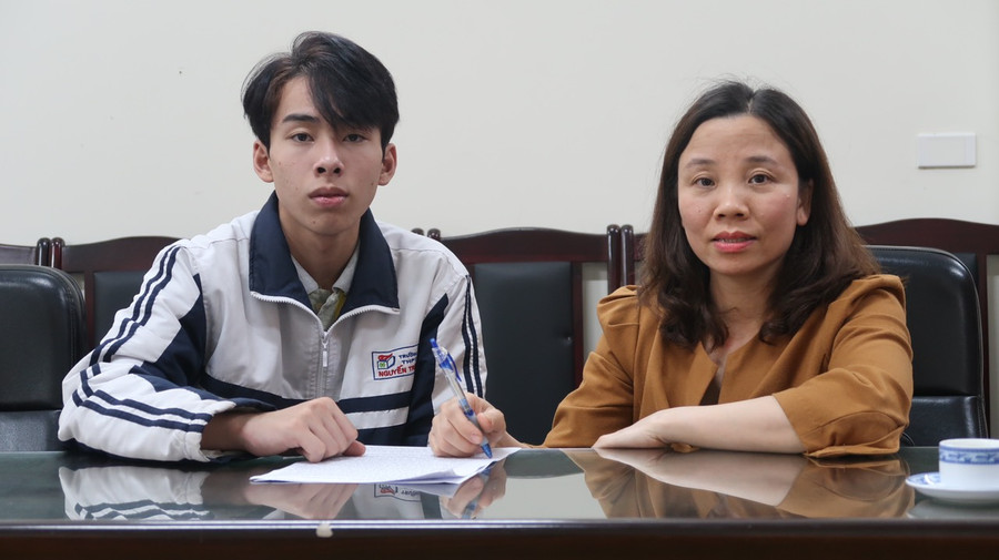 Cô Đỗ Thị Thái Hưng và Tuấn Minh chia sẻ niềm vui sau khi nhận tin em đạt giải Nhì quốc gia môn Lịch sử.