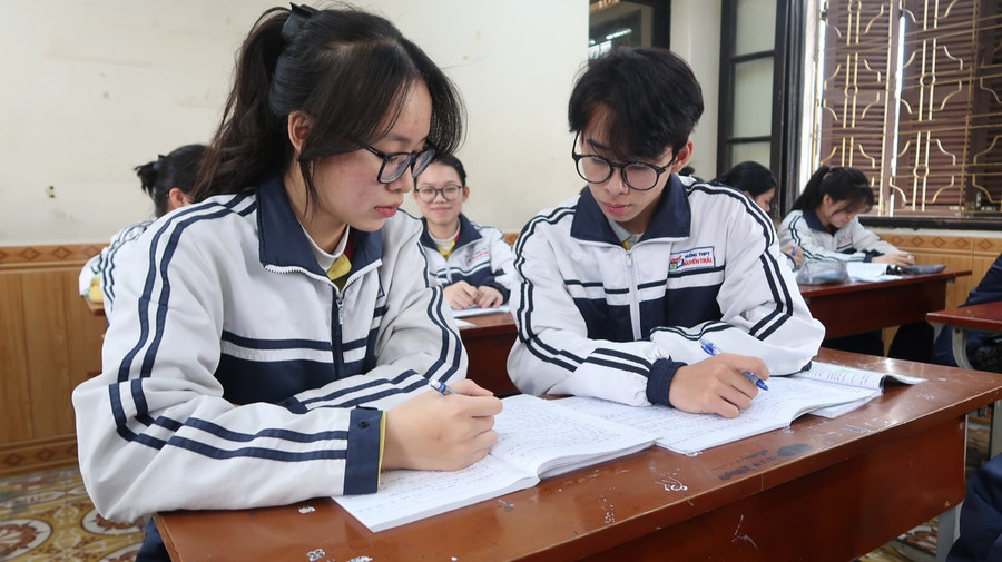 Tuấn Minh và bạn học trao đổi bài tập môn Lịch sử.