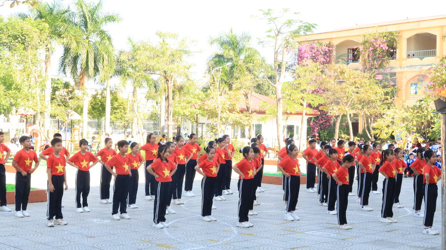 Thể dục giữa giờ là bài tập quen thuộc trong nhà trường. Thể dục giữa giờ là bài tập quen thuộc trong nhà trường.