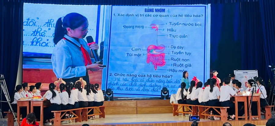 Học sinh lớp 8B3 học Bài 32: Dinh dưỡng và tiêu hóa ở người.