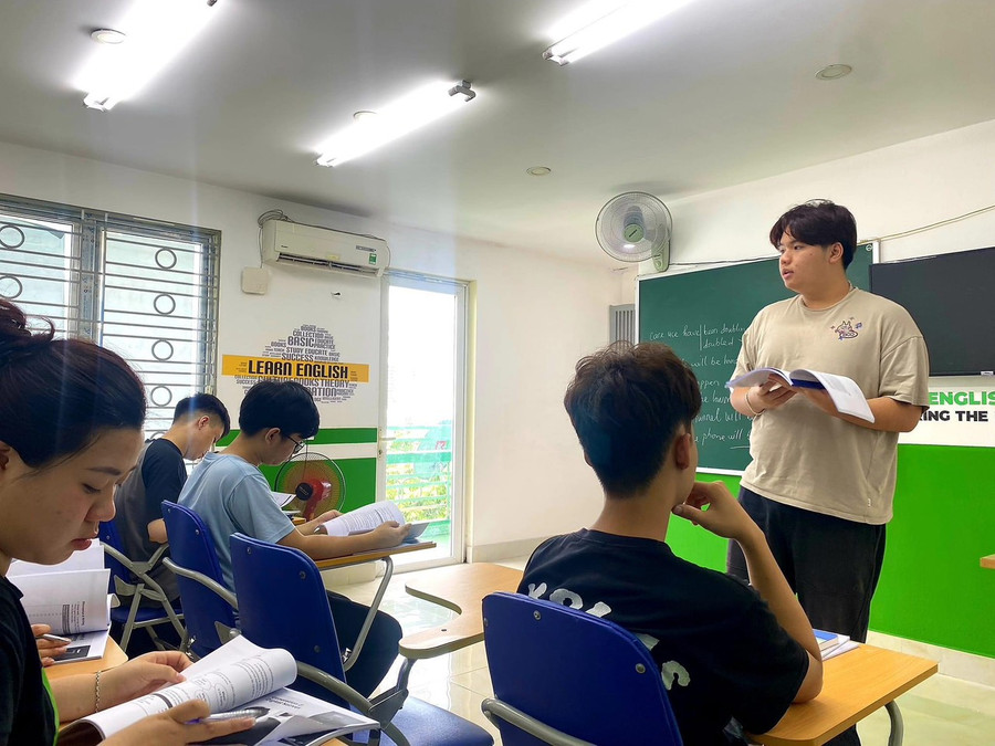 "Thầy giáo" tuổi 16 tự tin đứng lớp. "Thầy giáo" tuổi 16 tự tin đứng lớp.