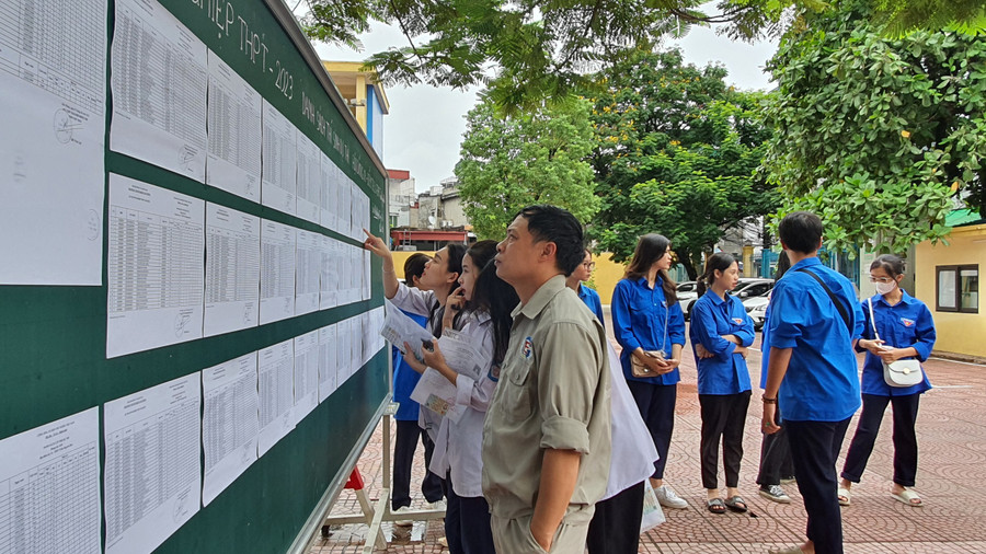 Thí sinh đến trường thi sớm.