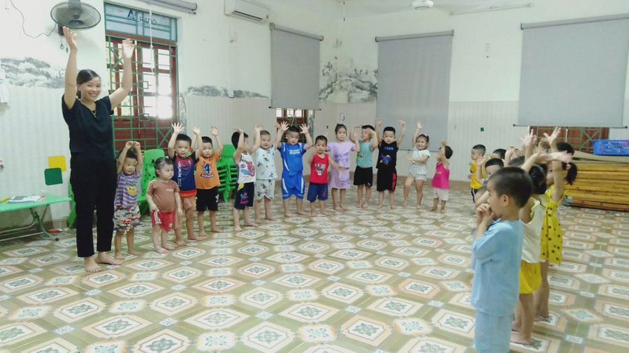 Giáo viên Trường Mầm non Kiến Thiết trong giờ hoạt động cùng trò.