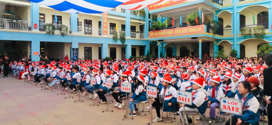 Học sinh tham gia chuyên đề. Học sinh tham gia chuyên đề.