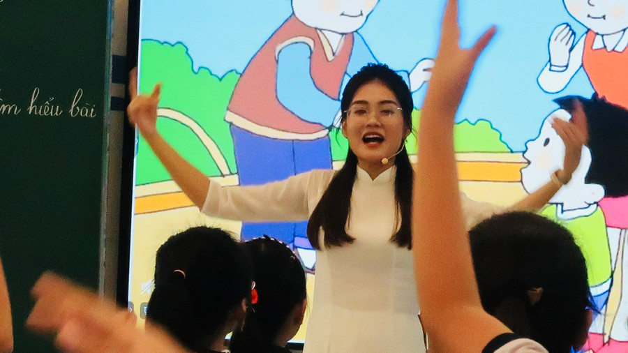 Cô trò khởi động bài học một cách hào hứng.