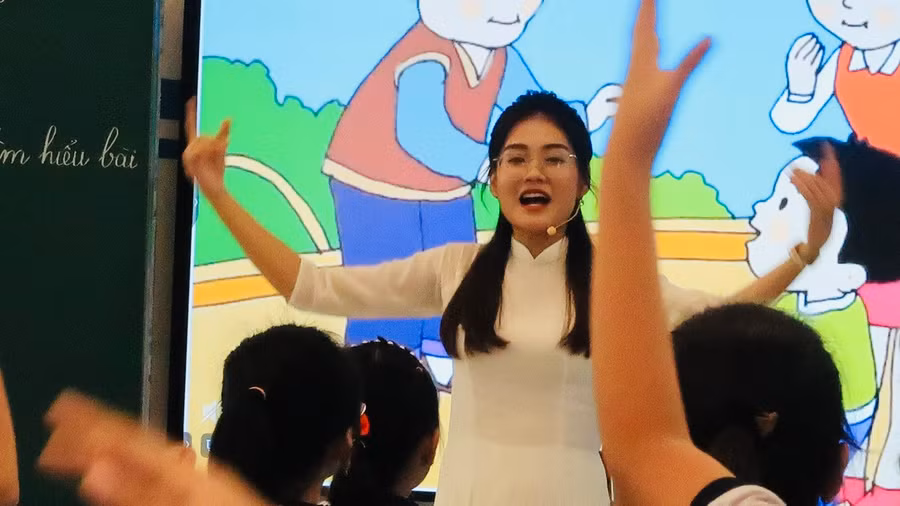 Cô trò khởi động bài học một cách hào hứng.