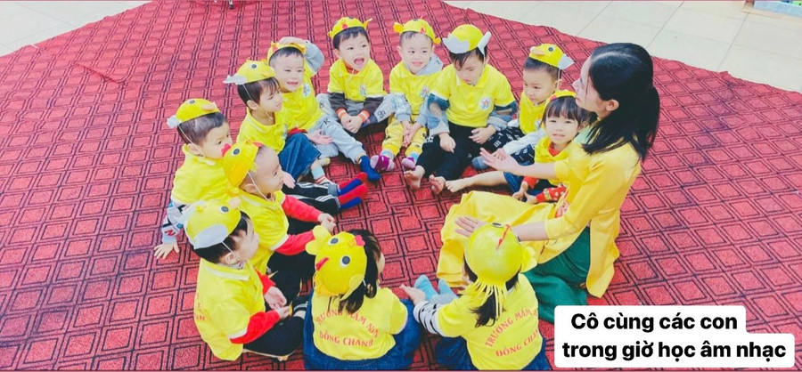 Giờ học hạnh phúc của cô Dương và học trò. Giờ học hạnh phúc của cô Dương và học trò.