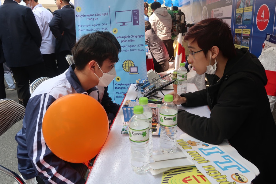 Học sinh lớp 12 tại Hải Phòng trong Ngày hội tư vấn tuyển sinh. Học sinh lớp 12 tại Hải Phòng trong Ngày hội tư vấn tuyển sinh.