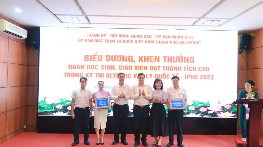 Tập thể Ban Giám hiệu Trường THPT chuyên Trần Phú nhận khen thưởng của lãnh đạo Ngành Giáo dục. Tập thể Ban Giám hiệu Trường THPT chuyên Trần Phú nhận khen thưởng của lãnh đạo Ngành Giáo dục.