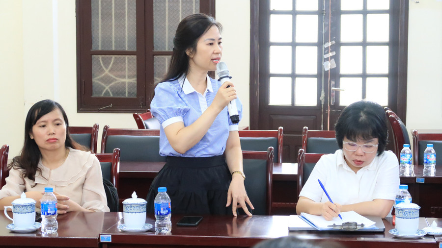 Đại biểu Trường Tiểu học An Dương, huyện An Dương chia sẻ thuận lợi về dạy tiếng Hàn. Đại biểu Trường Tiểu học An Dương, huyện An Dương chia sẻ thuận lợi về dạy tiếng Hàn.