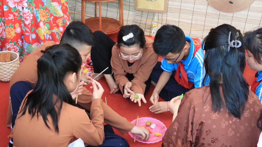 Trong không gian truyền thống, học sinh cùng trải nghiệm nặn tò he. Trong không gian truyền thống, học sinh cùng trải nghiệm nặn tò he.